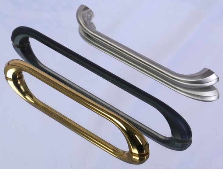 Handgreep zwart Deze prachtige grepen hebben een prachtige moderne look en zijn door de prachtige afwerking aan aanwinst voor uw kastjes.Te gebruiken voor alle soorten kasten , zoals keukenkasten , badkamerkasten , meubelkasten ...
Te gebruiken als onder andere, keukengreep , meubelgreep , meubelbeslag , handgreep , de