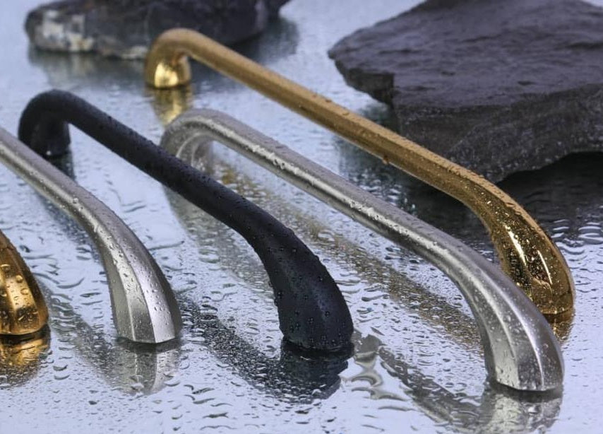 Handgreep zwart Deze prachtige grepen hebben een prachtige moderne look en zijn door de prachtige afwerking aan aanwinst voor uw kastjes.Te gebruiken voor alle soorten kasten , zoals keukenkasten , badkamerkasten , meubelkasten ...
Te gebruiken als onder andere, keukengreep , meubelgreep , meubelbeslag , handgreep , de