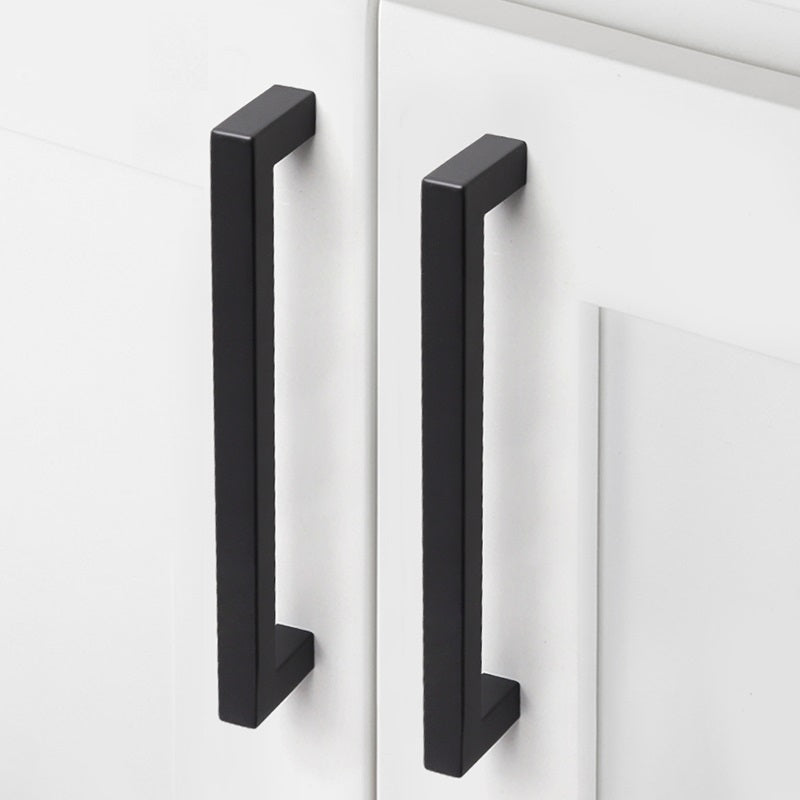 Handgreep RVS zwart Deze prachtige grepen hebben een prachtige moderne look en zijn door de prachtige afwerking aan aanwinst voor uw kastjes. De boorafstand van deze greep is verkrijgbaar in maten: knop , 96 mm , 128 mm , 160 mm , 192 mm en 320 mm .Te gebruiken voor alle soorten kasten , zoals keukenkasten , badkamerkasten , meubelkasten ...
Te gebruiken als onder andere, keukengreep , meubelgreep , meubelbeslag , handgreep , deurgreep , badkamergreep , kastgreep , handgrepen keukenkastjes en ladegreep
