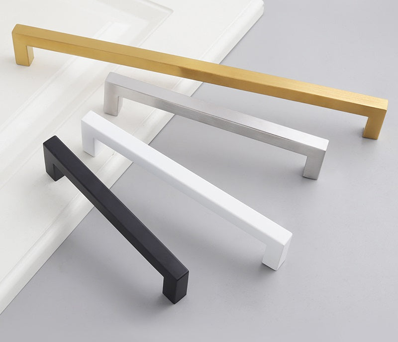 Handgreep RVS zwart Deze prachtige grepen hebben een prachtige moderne look en zijn door de prachtige afwerking aan aanwinst voor uw kastjes. De boorafstand van deze greep is verkrijgbaar in maten: knop , 96 mm , 128 mm , 160 mm , 192 mm en 320 mm .Te gebruiken voor alle soorten kasten , zoals keukenkasten , badkamerkasten , meubelkasten ...
Te gebruiken als onder andere, keukengreep , meubelgreep , meubelbeslag , handgreep , deurgreep , badkamergreep , kastgreep , handgrepen keukenkastjes en ladegreep